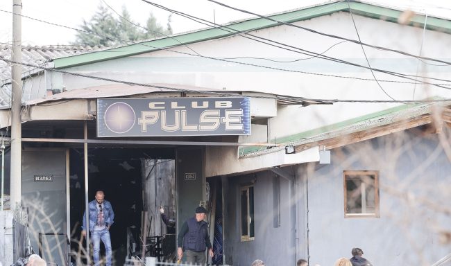 МАЈКА НА ПОЧИНАТО ДЕВОЈЧЕ КРШЕЛА ЅИД ЗА ДА ГИ ИЗВАДИ ДЕЦАТА ЗАГЛАВЕНИ ВО ТОАЛЕТОТ ВО „ПУЛС“, ПОЛИЦАЕЦ Ѝ РЕКОЛ ДЕКА НЕ Е ОБУЧЕН ЗА СПАСУВАЊЕ