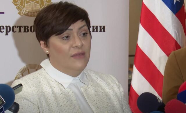 Димитриеска Кочоска тврди дека трезорот не е заклучен и ѝ порача на опозицијата „да си ги среди сопствените редови“