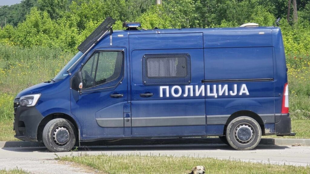 Инцидент во Зелениково: Неколку лица пресретнале „БМВ“, еден се обидел да го повреди возачот со остар предмет