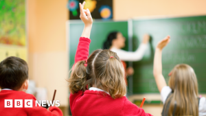 По жалба од девојче кое било учено да се моли пред оброците, Врховниот суд на Велика Британија пресудил дека начинот на кој се учи религијата во училиштата во Северна Ирска е „нелегален“.