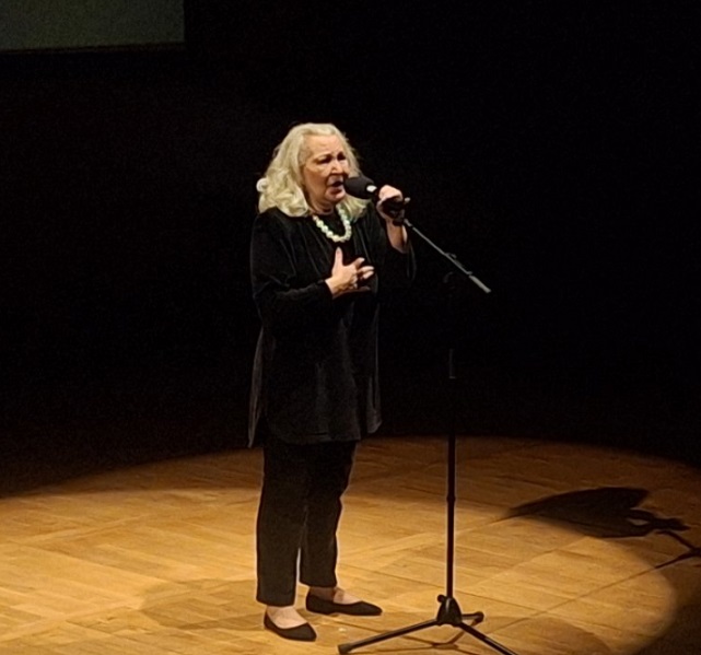 ЕМОТИВНО ВРАЌАЊЕ НА БИБА ДОДЕВА И ЗОРИЦА ПОП-ПАНКОВА СО НОВИ ПЕСНИ НА ПРОМОЦИЈАТА НА КНИГАТА НА МИТКО ЧЕШЛАРОВ