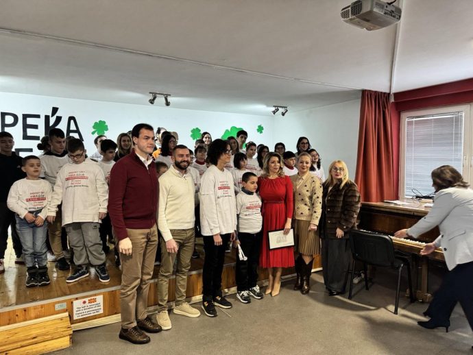 ФОТО| Андоновска и Мицкоска во посета на Државното училиште за деца и младинци со оштетен вид „Димитар Влахов“