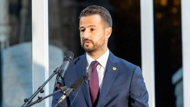 Милатовиќ: Наместо криминалци кои ја опустошија државата, се апсат стари лица и жени кои бараат нивниот глас да биде слушнат