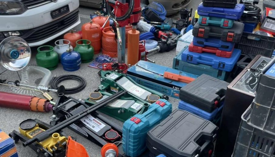 МВР заплени брендирана стока и разновиден алат, двајца уапсени