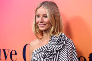 (Видео) Мајката изгледаше неодоливо, но синот го украде целото внимание на црвениот тепих