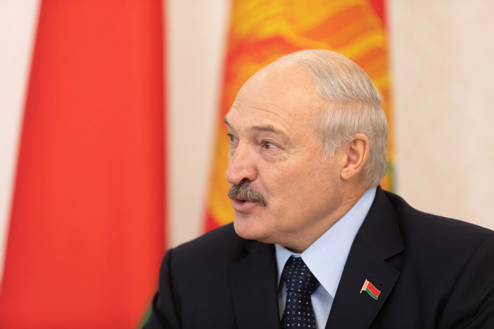 (Видео) Лукашенко се судри со играч за време на натпревар во хокеј: снимката од неговото паѓање стана вирална