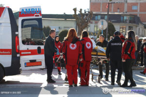 Петарди, повредени деца, полиција, брза помош на плоштадот во Гостивар-Симулациска вежба за последиците од пиротехника