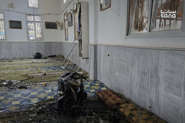 ФОТО| Најмалку осум загинати во експлозија во алавитска џамија во Сирија