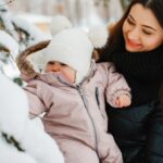 Бебето може да излегува надвор во зима, но постојат одредени правила, а еве како да го облечете