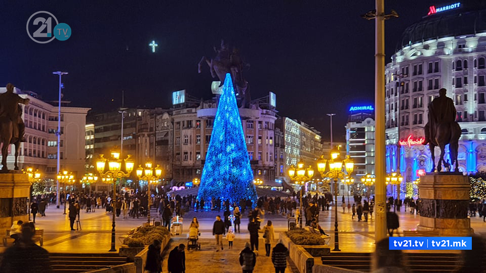 Вечерва се палат светилките на елката на плоштадот во Скопје