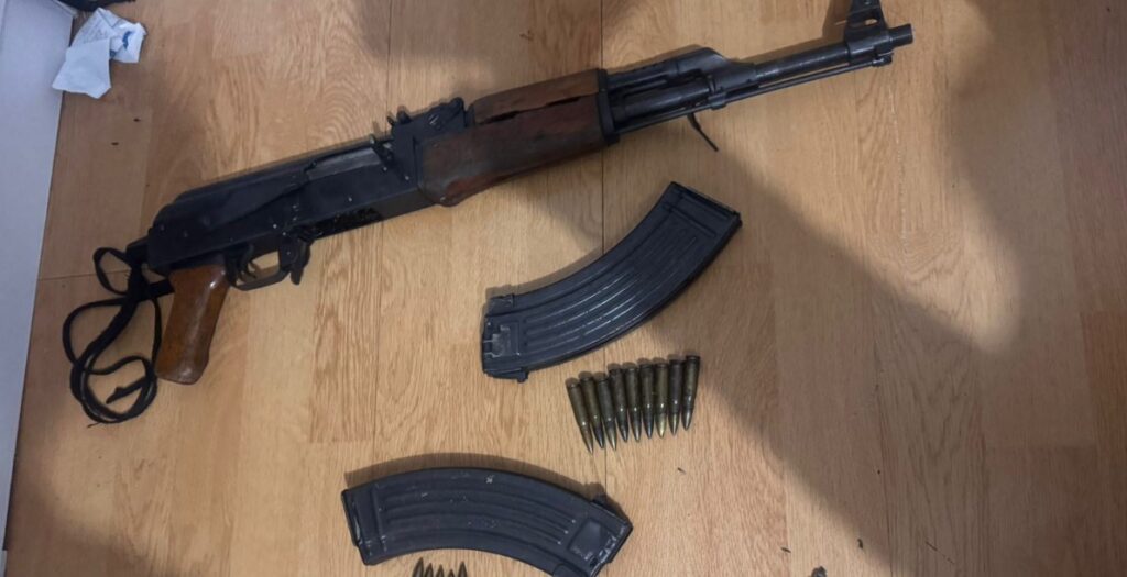 Претрес во тетовско, пронајдени дрога, оружје и муниција, приведени две лица