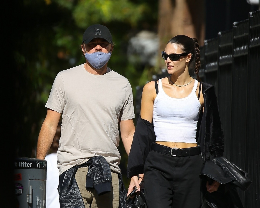 Зошто Дикаприо секогаш носи маска? Вистината нема никаква врска со вируси или болести