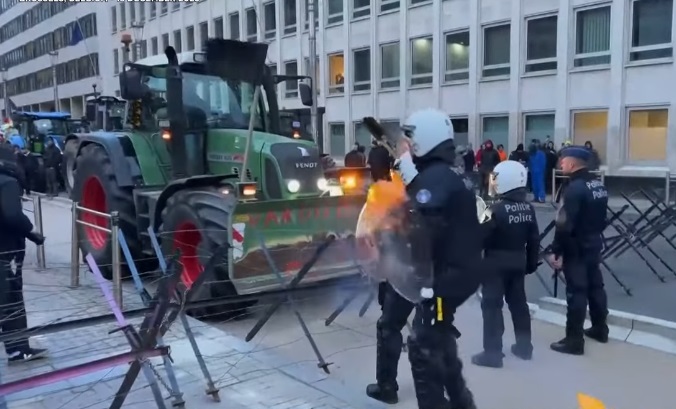 ВИДЕО| Солзавец и водени топови на протестот на земјоделците во Брисел