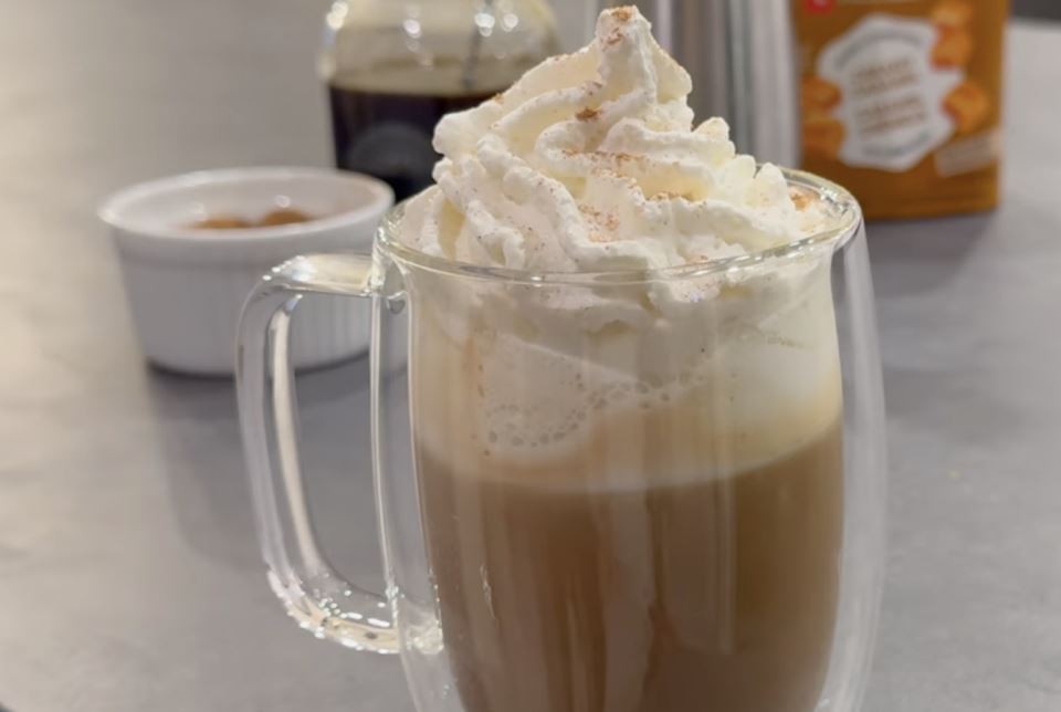 Ги пиеме во зима, а не знаеме колку се штетни: 3 празнични пијалоци што нутриционистите апсолутно не ги препорачуваат