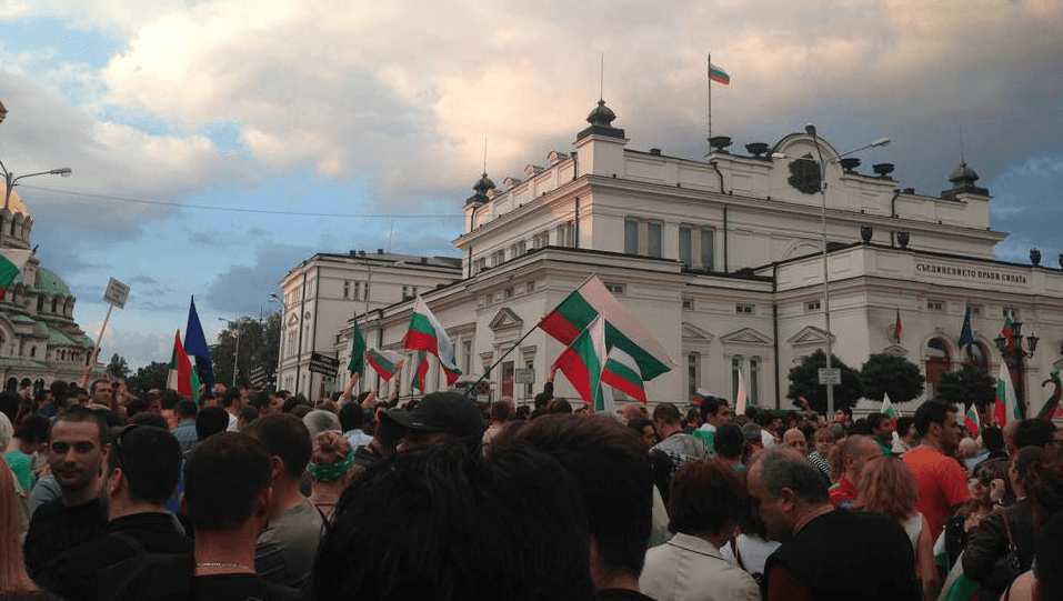 Масовни протести во Бугарија: Стотици илјади граѓани бараат оставка од владата