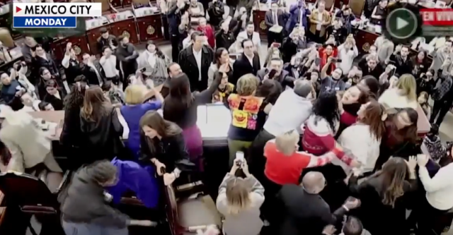 ВИДЕО | Се влечеа за коса – пратенички се испокараа на говорницата на Конгресот на Мексико