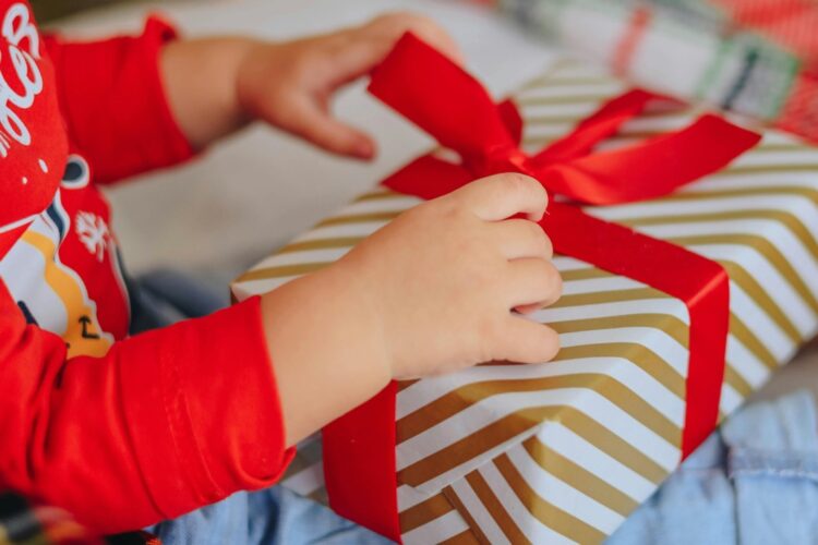 Колку божиќни подароци се премногу, според експертите