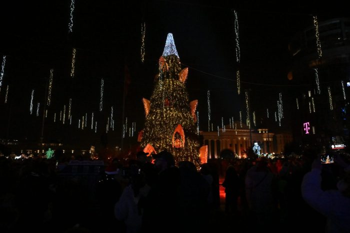 (ФОТО) Скопје блесна во новогодишен сјај