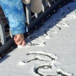 СНЕГ ГИ ИЗРАДУВА НАЈМЛАДИТЕ ВО БИТОЛА