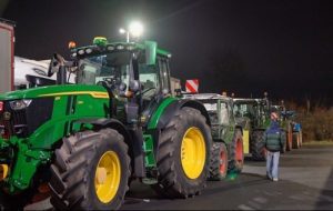 Германски земјоделци протестираа поради ниските цени во „Лидл“: Четвртина килограм путер за помалку од едно евро
