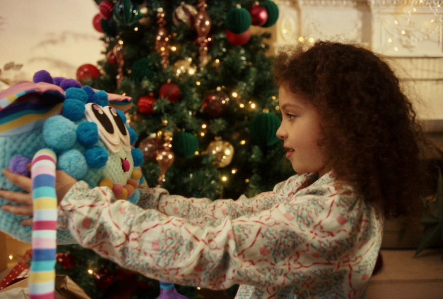 „Пријател за Божиќ“: Samsung со нова празнична реклама што ја слави моќта на имагинацијата и вештачката интелигенција
