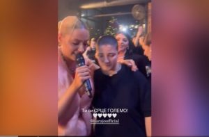 (ВИДЕО) Особено емотивна – Сара Џо плачела на настапот во Македонија: Песната ја посветила на починатиот пејач на групата ДНК