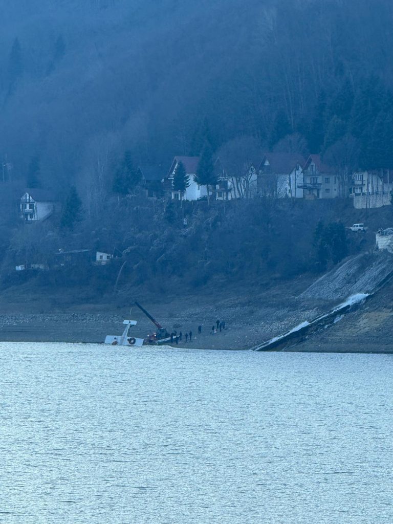 Се отстранува авионот кој вчера се урна во Мавровското езеро (ФОТО)