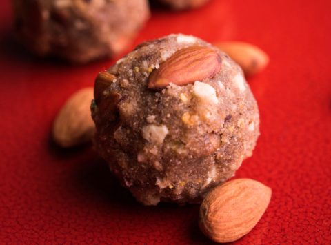 Бомбици од бадеми