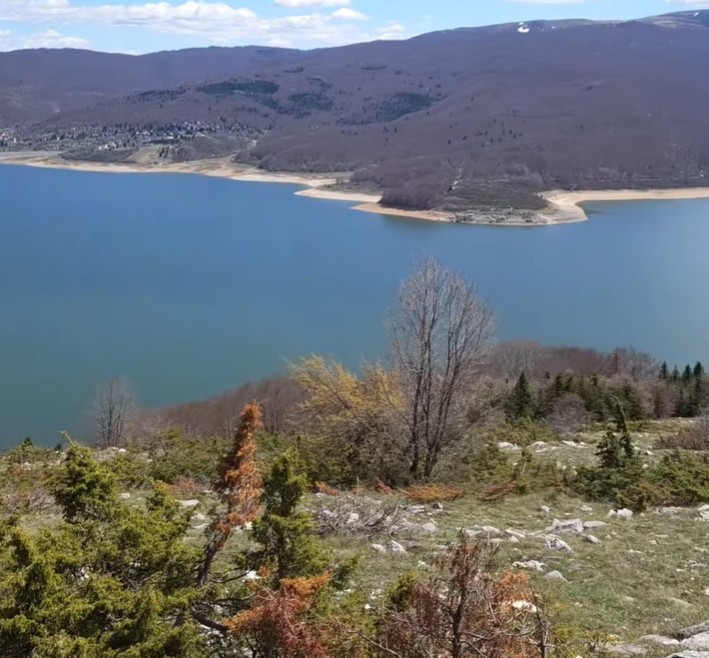 ЦУК: Мал авион падна во Мавровското Езеро, едно лице повредено