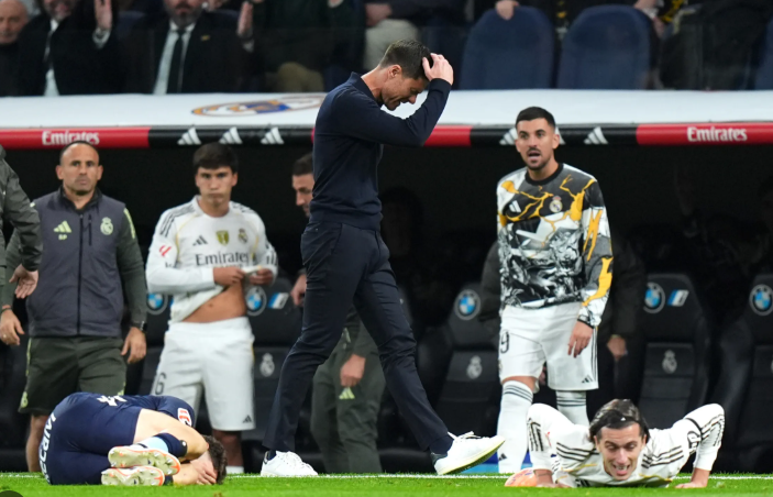 Хаос во соблекувалната на Реал Мадрид по поразот од Селта, летале шишиња и други предмети!