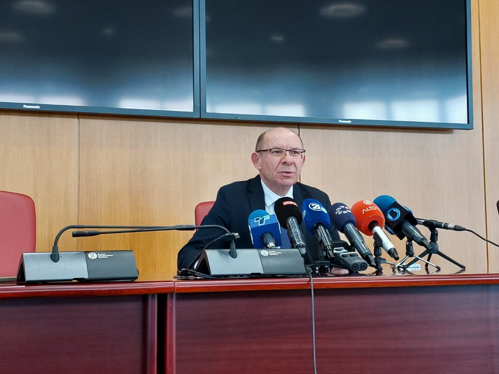 Собранието ја констатира оставката на Коцевски, тој порача дека правдата мора да биде поголема од политиката