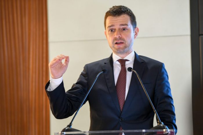 МУЦУНСКИ ЗА „МИГРАНТИТЕ НА СДСМ“: Да бидам кристално јасен – оваа Влада ниту водела, ниту ќе води политика за прифаќање мигранти