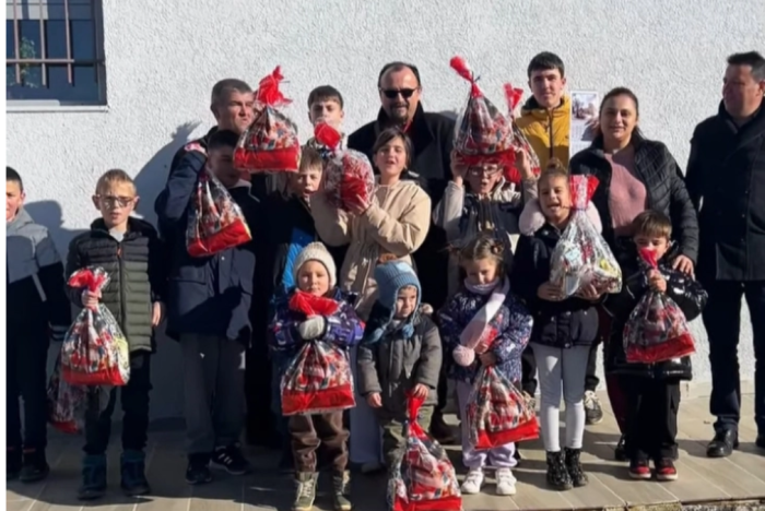 Македонски активисти со новогодишни пакетчиња, израдуваа дел од Македончињата во Општина Пустец