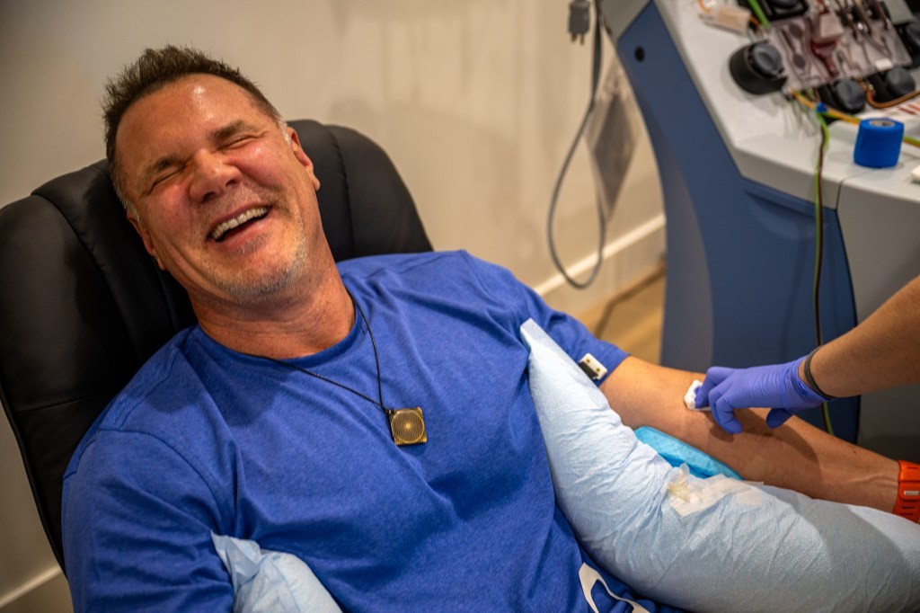 Богатите во потрага по долговечност плаќаат илјадници за „прочистување на крвта“ со надеж да исфрлат „токсини“ од своето тело