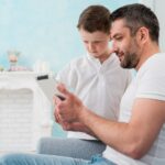 Навидум безопасни навики што синовите ги учат од своите татковци, а можат да им наштетат во зрелоста