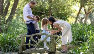 (ФОТО) Обожавателите збунети – Необичен детаљ во божиќната честитка на принцот Хари и Меган: „Како гранка од дрво да му излегува од главата“