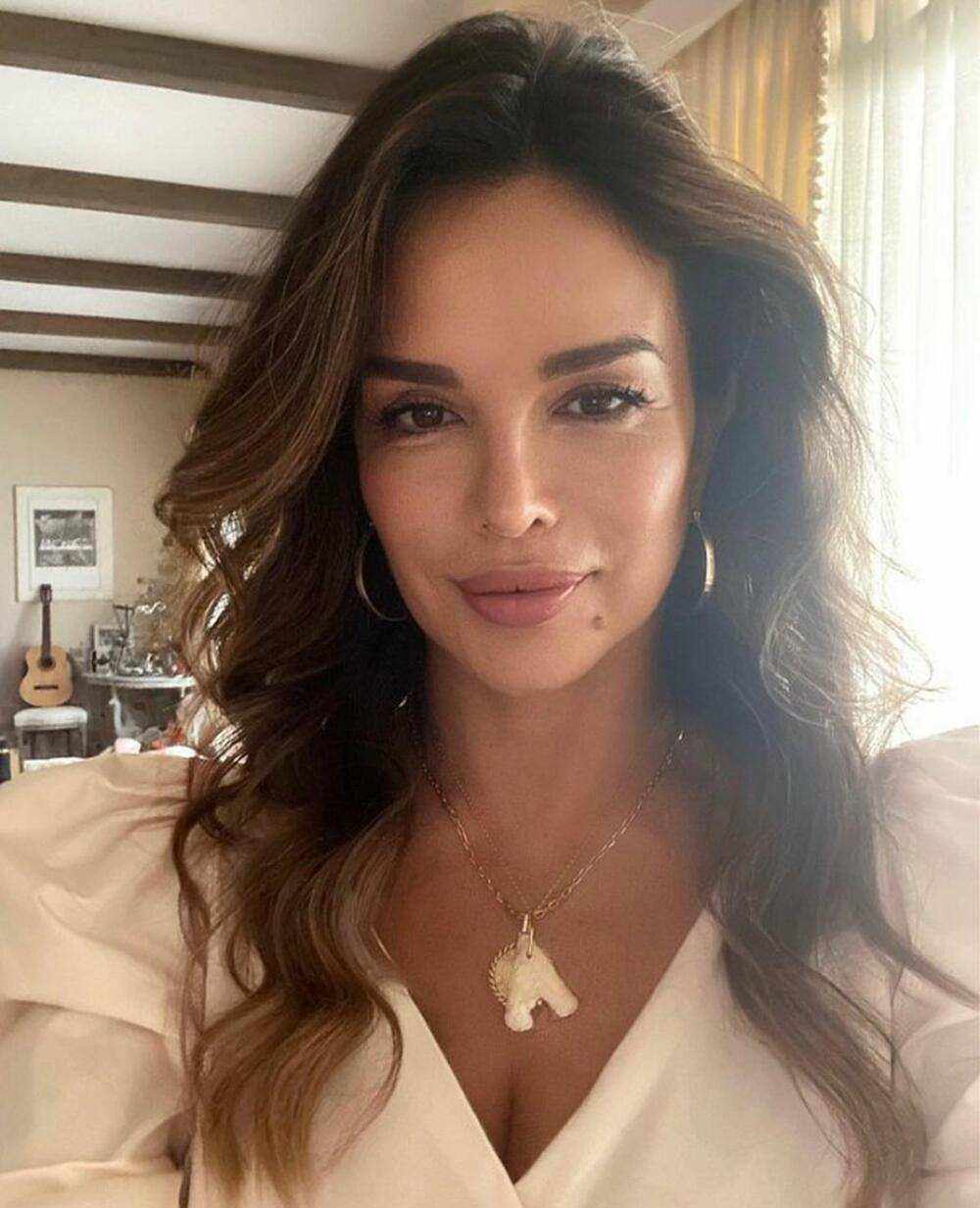 Погледнете што облекла Северина за во театар: Пердувите ѝ ѕиркаат од сите страни, а во раката држи аксесоар од кој „болат очи“