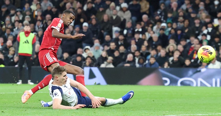 Тренерот на Тотенхем го брани Ван де Вен: „За жал Исак лошо ја постави ногата“
