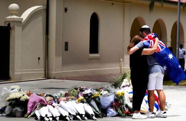 ТАТКО И СИН СЕ УБИЈЦИТЕ НА 15 ЛУЃЕ ВО АНТИСЕМИТСКИОТ НАПАД НА ПЛАЖАТА БОНДИ ВО СИДНЕЈ