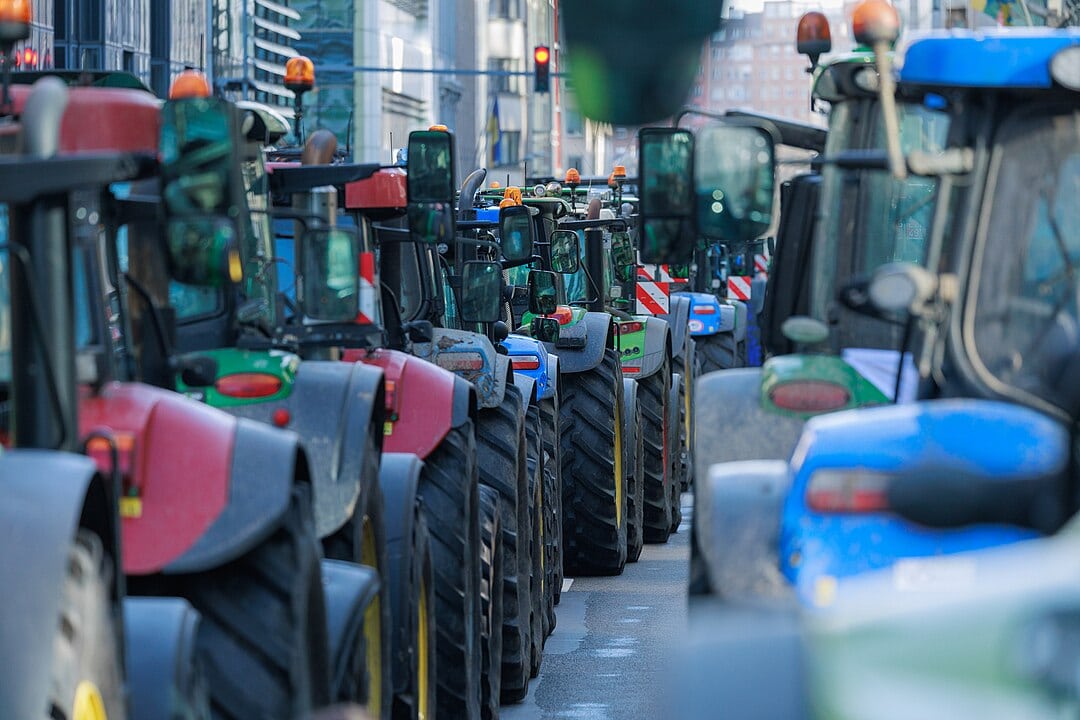 ОСТАНУВААТ БЛОКАДИТЕ НА ГРАНИЦАТА СО ГРЦИЈА, грчките земјоделци ги радикализираат протестите, владата посегнува по вонредни мерки