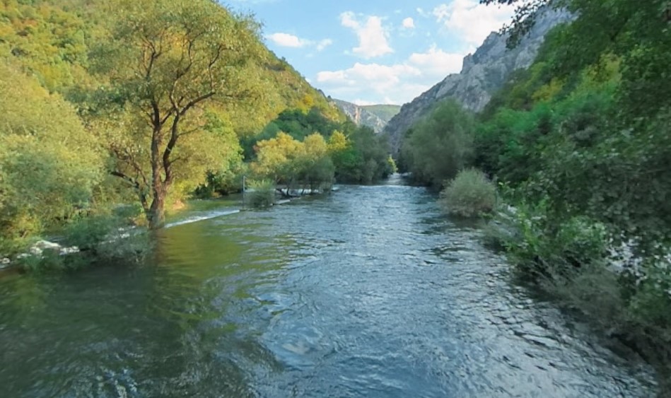 Автомобил излетал во реката Треска во близина на Матка
