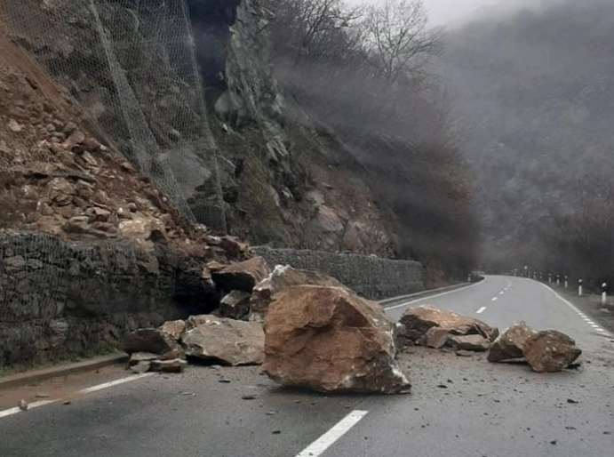 Одрон на патот Охрид – Св. Наум, сообраќајот се одвива по една лента