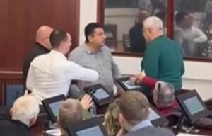 (ВИДЕО) Хаос во Градското собрание на Чачак: Советниците се испокараа и се степаа, а разменија и остри зборови
