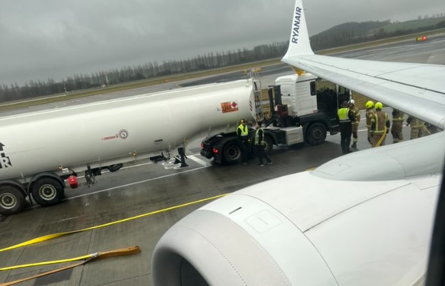 Драма на аеродром во Шкотска: Авион се судрил со камион за гориво, патниците итно евакуирани