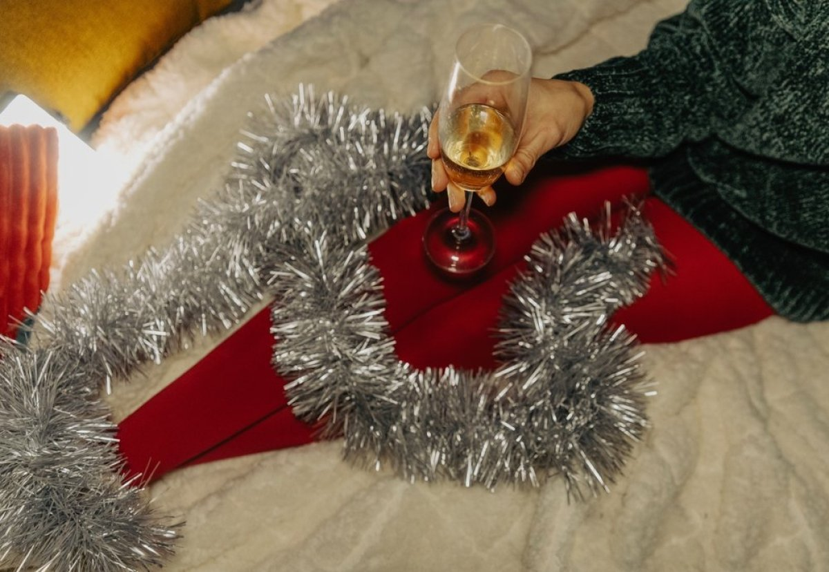 Совршен новогодишен изглед: Еве како да се облечете за славење дома – удобност и гламур во едно