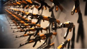 (ВИДЕО) Венецуелската војска ги вооружува цивилите во работничките населби