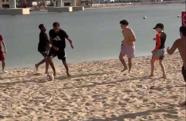 Дечињата не можеа да си поверуваат кого гледаат: Јамал заигра фудбал на плажа (ВИДЕО)