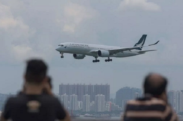 Патник се обидел да отвори врата од авион за време на лет