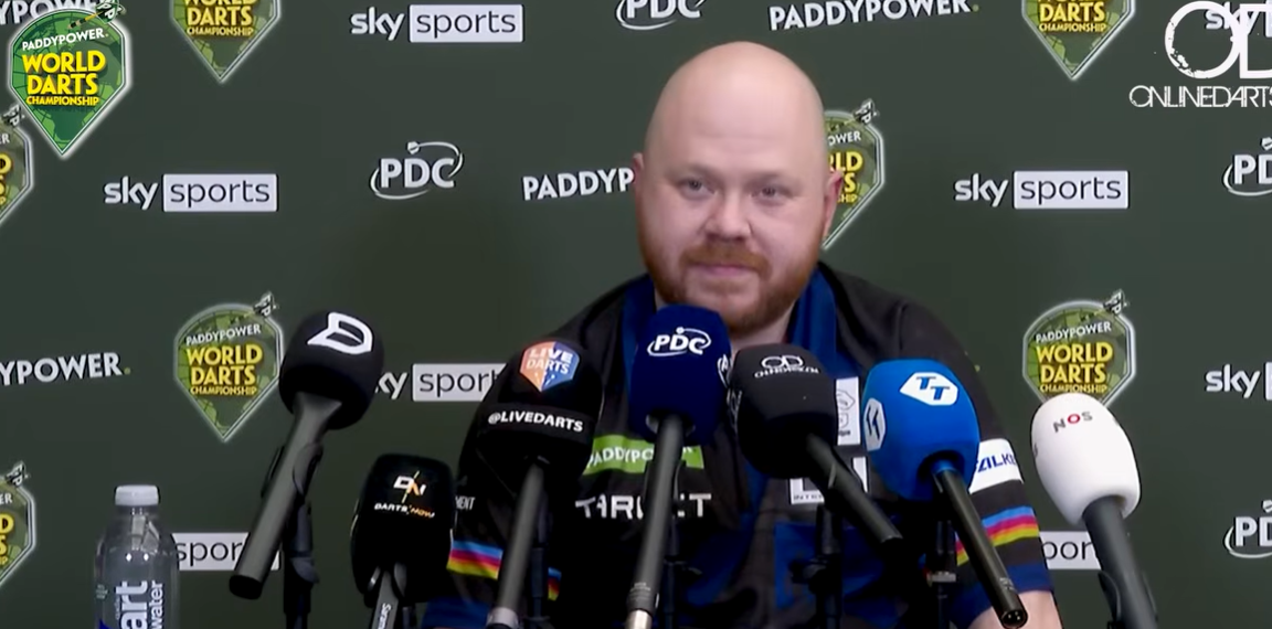 Работеше како ноќен портир, даде отказ и стана сензација на СП во пикадо