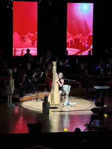 Предновогодишна магија во Филхармонија: Сара Мace и женскиот вокален квартет ја освоија публиката